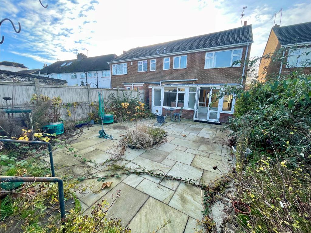 Lot: 143 - FOUR-BEDROOM SEMI-DETACHED HOUSE - Garden to rear